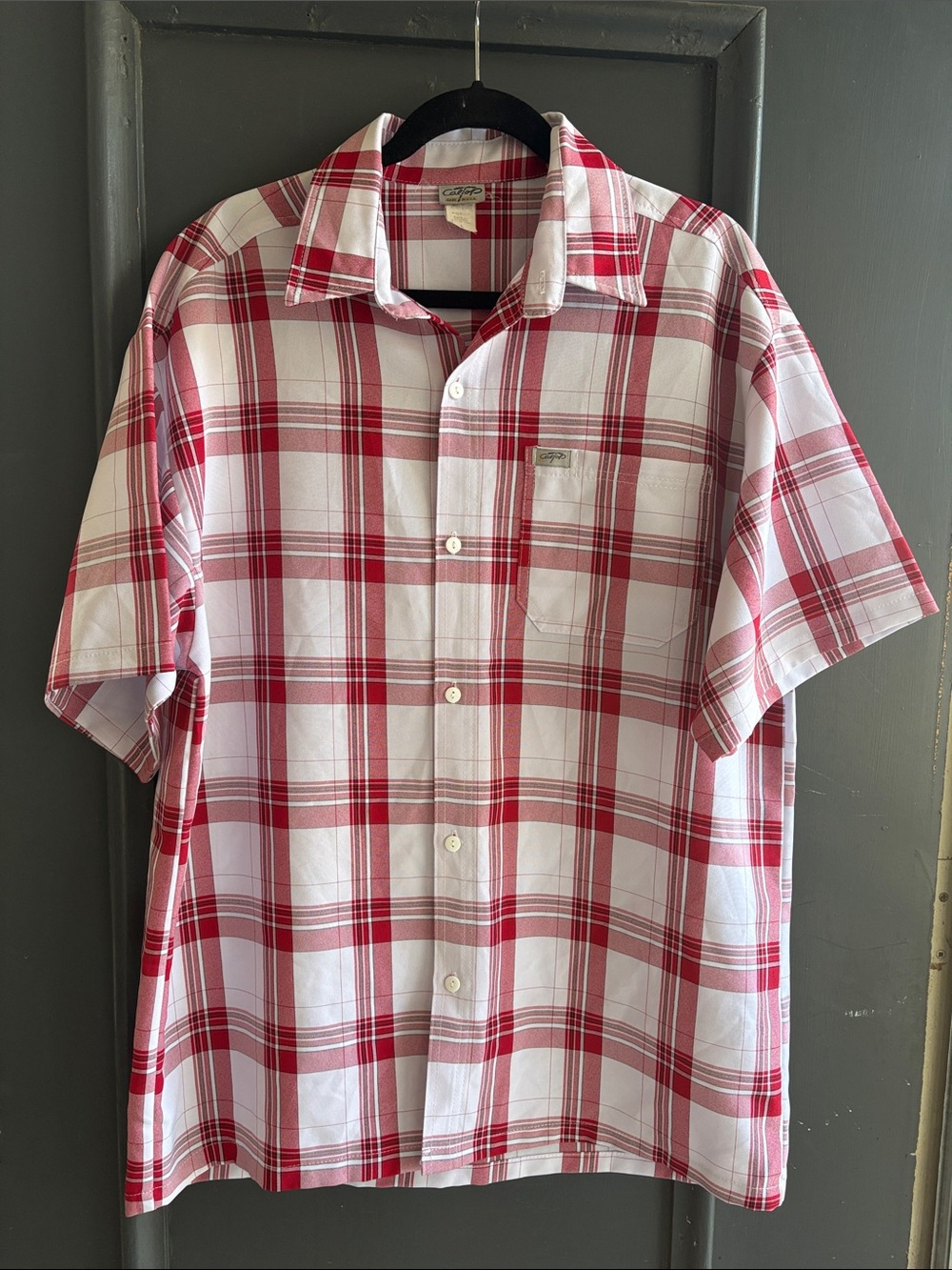 Cal top vintage Men's Short-Sleeve Plaid Button-Down Shirt in Red and White